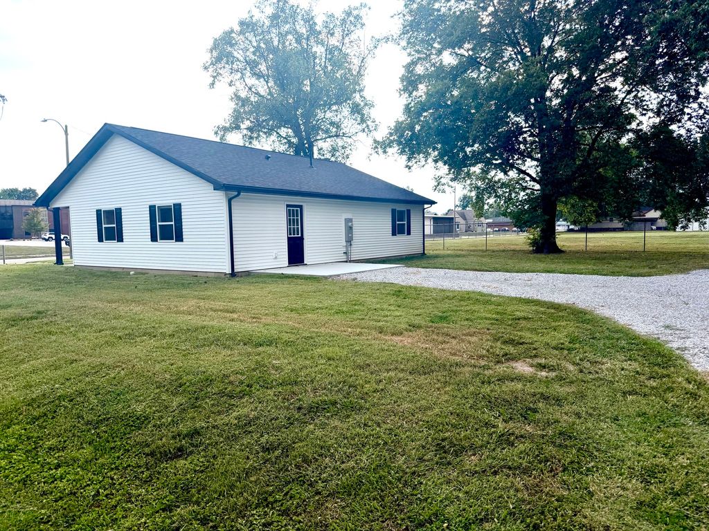 Image 3 of property listing at 868 E Second Street, Centralia, IL 62801