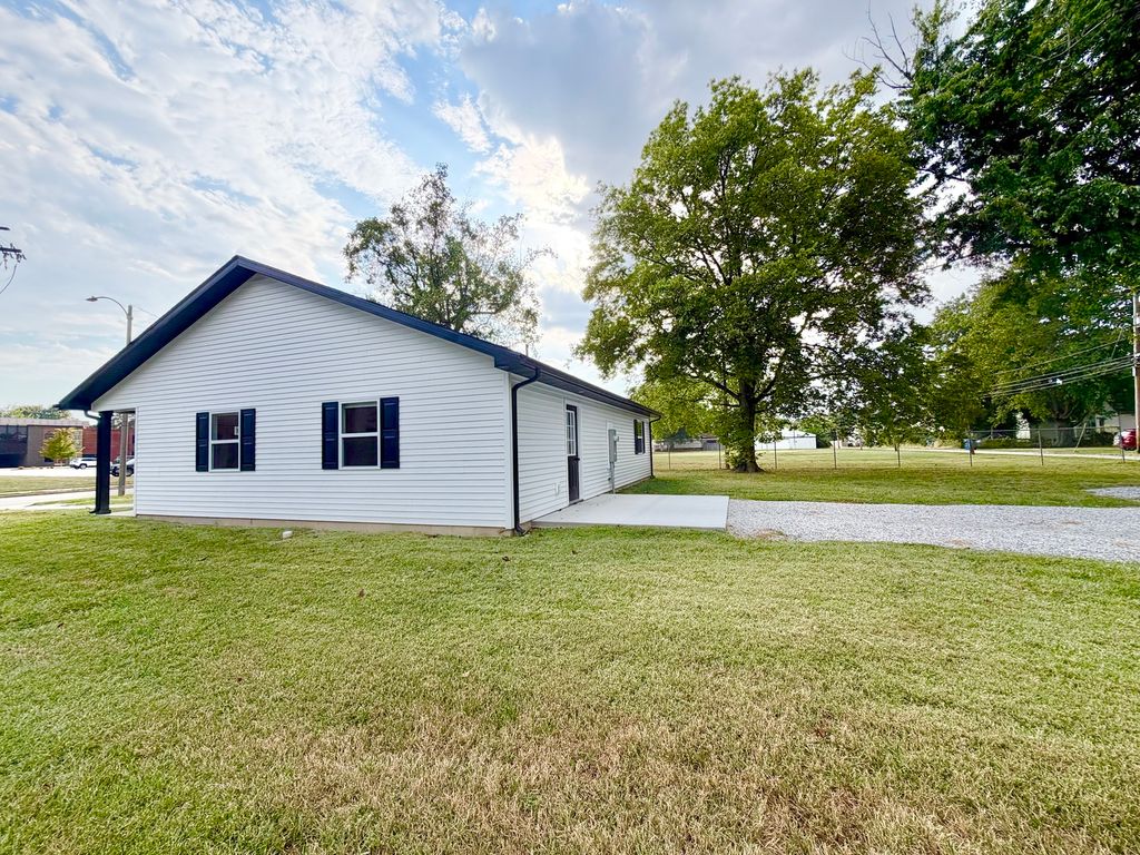 Image 4 of property listing at 868 E Second Street, Centralia, IL 62801