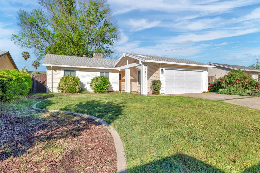 1367 Val Dr, Marysville, CA 95901