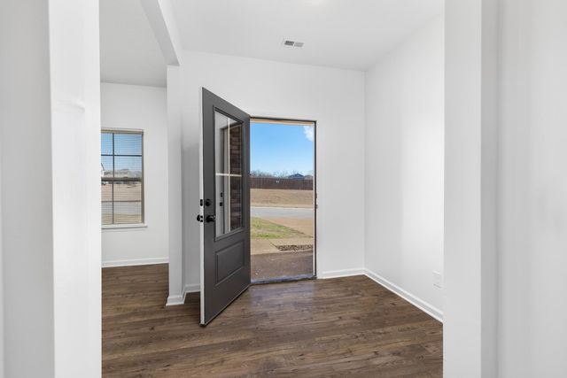 250 LILLY DR, Oakland, TN 38060