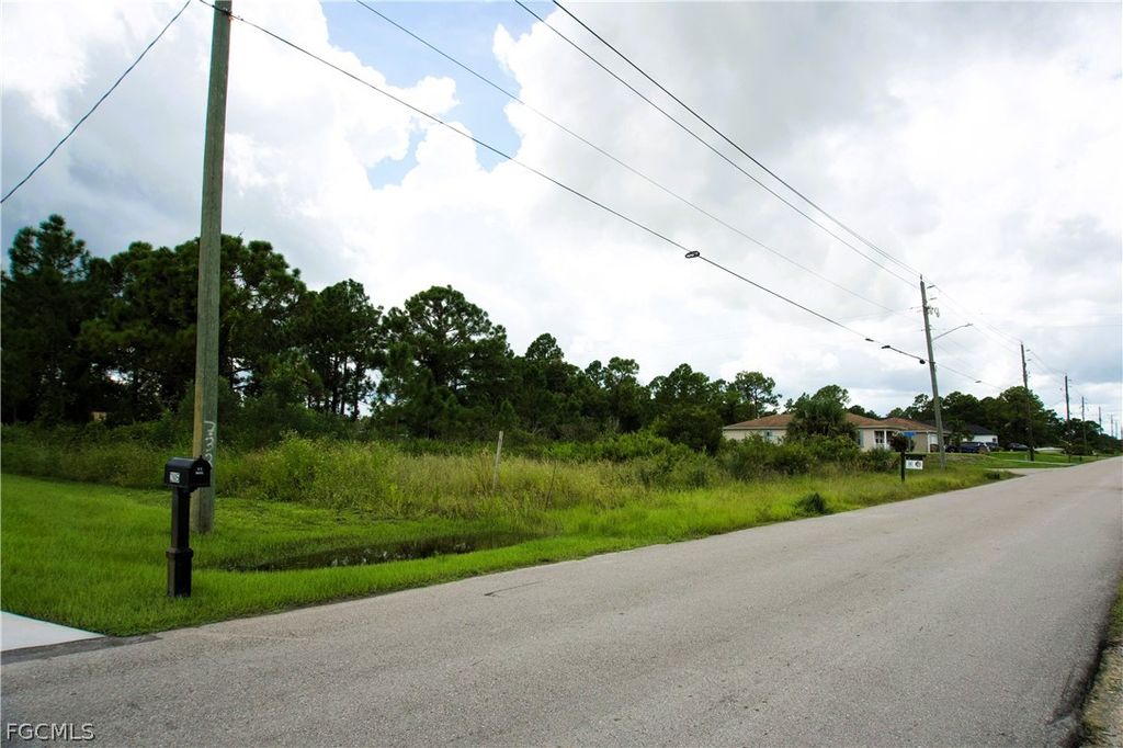2807 42nd ST W, Lehigh Acres, FL 33971