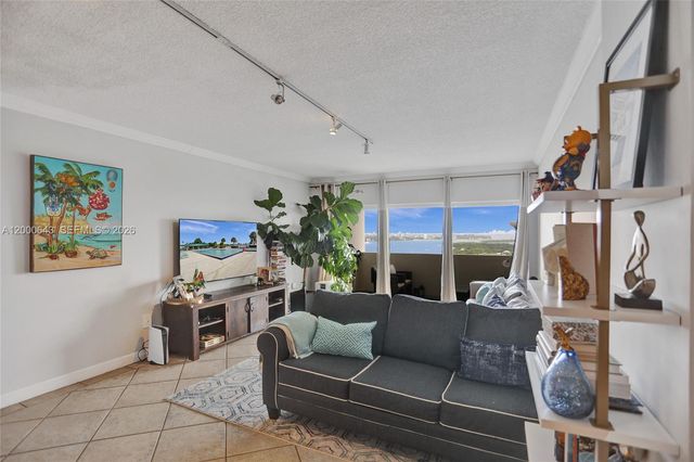 300 Bayview Dr PH10, Sunny Isles Beach, FL 33160