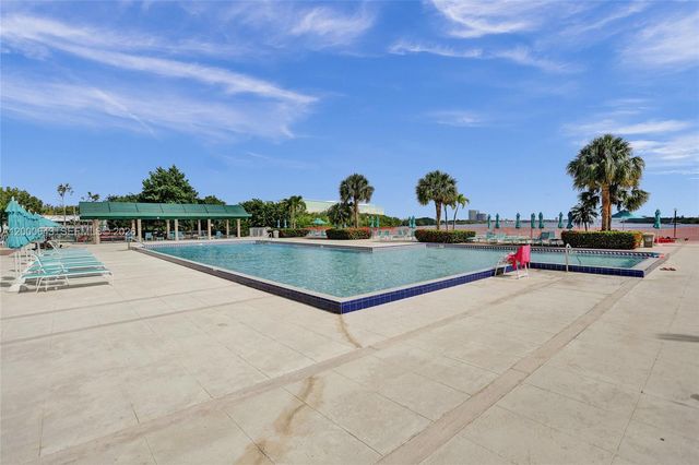 300 Bayview Dr PH10, Sunny Isles Beach, FL 33160