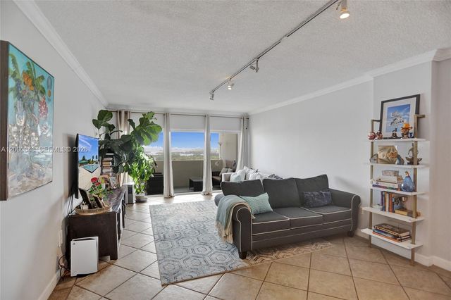 300 Bayview Dr PH10, Sunny Isles Beach, FL 33160