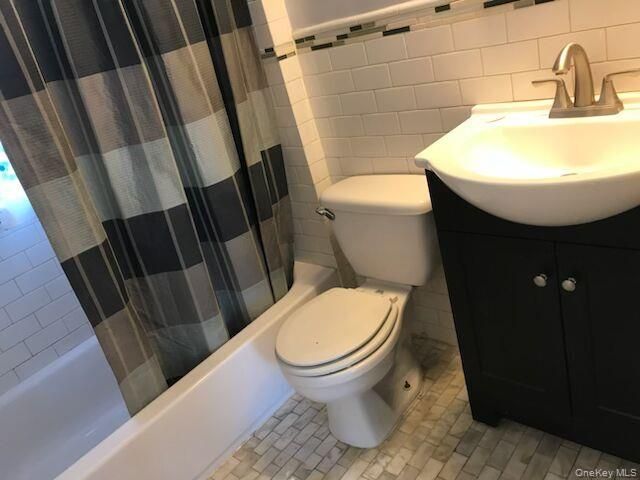 225 Thompson Shore Rd 2F, Manhasset, NY 11030