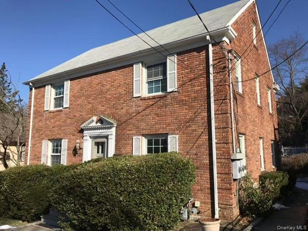 225 Thompson Shore Rd 2F, Manhasset, NY 11030