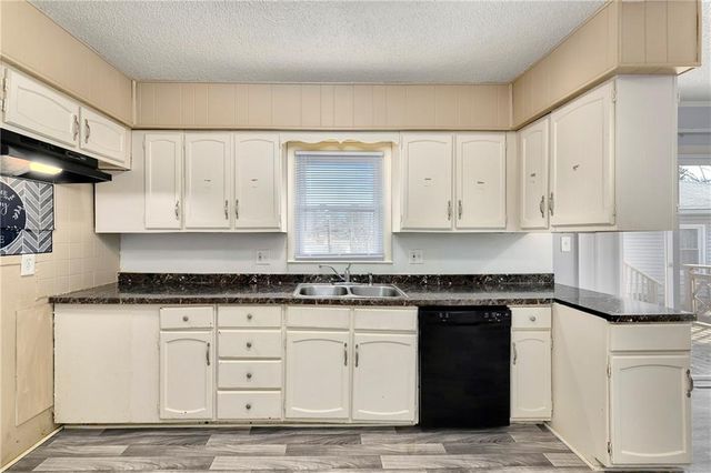 8421 Spring Valley Road, Raytown, MO 64138