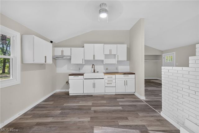 2476 Amberly Drive, Youngstown, OH 44511