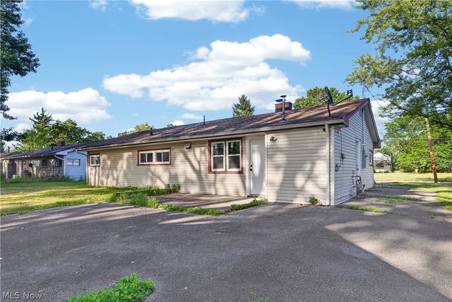 2476 Amberly Drive, Youngstown, OH 44511