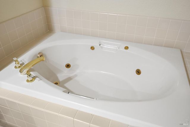 2111 Stonefield Ln, Santa Rosa, CA 95403