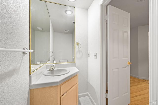 2111 Stonefield Ln, Santa Rosa, CA 95403