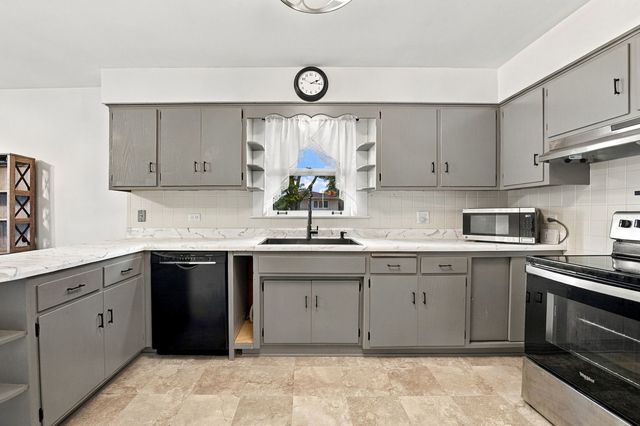 10521 Lavergne Avenue, Oak Lawn, IL 60453