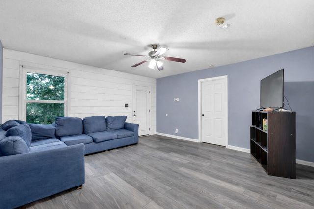 215 Bob White Dr, Clarksville, TN 37042