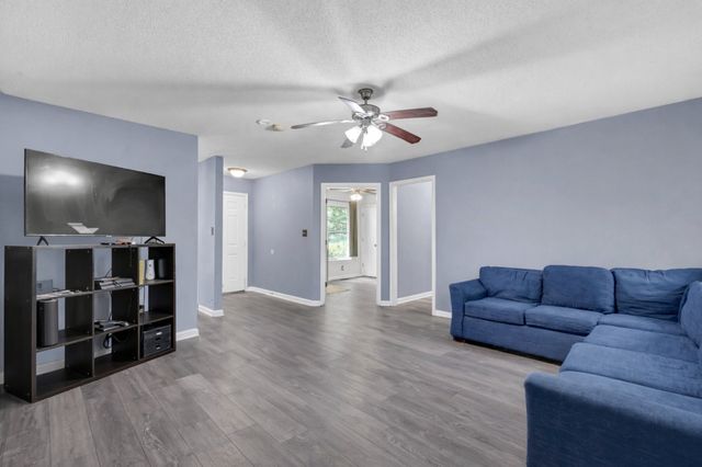 215 Bob White Dr, Clarksville, TN 37042