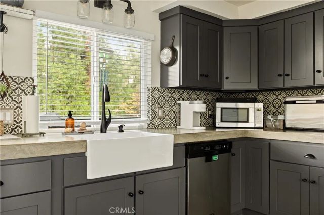 24379 San Moritz, Crestline, CA 92325