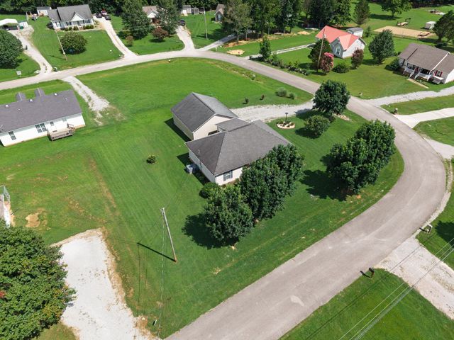 27 Ridgeline Dr, Fayetteville, TN 37334