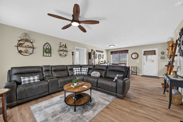 27 Ridgeline Dr, Fayetteville, TN 37334