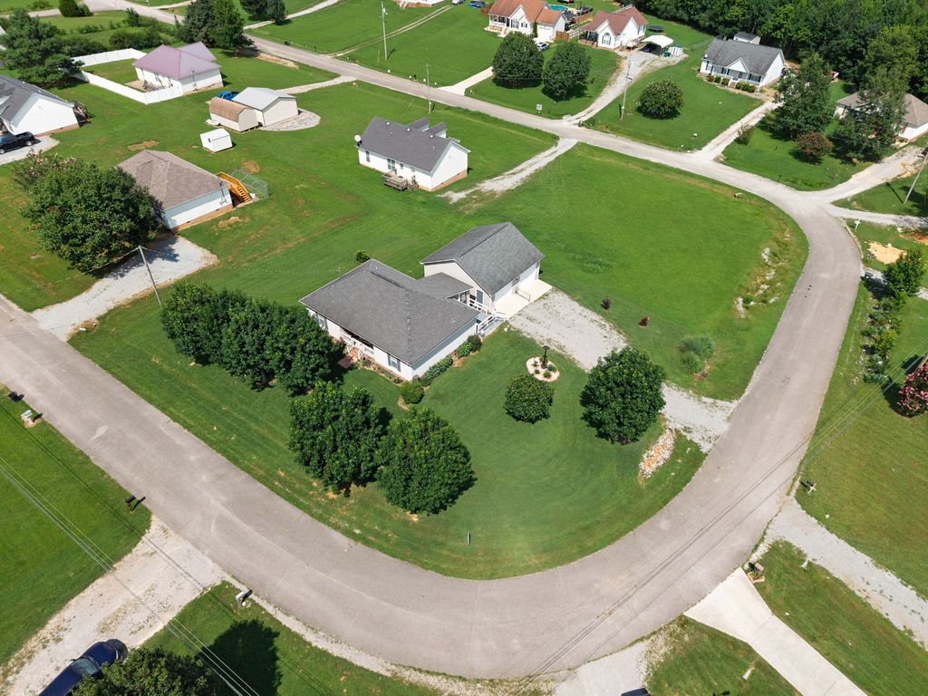 27 Ridgeline Dr, Fayetteville, TN 37334