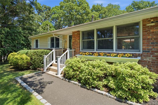 5 Columbine Avenue, Hampton Bays, NY 11946