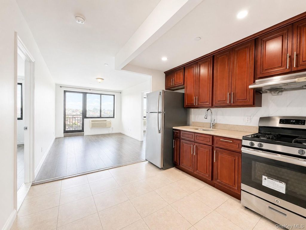7026 Queens Boulevard 7F, Woodside, NY 11377 — photo 2