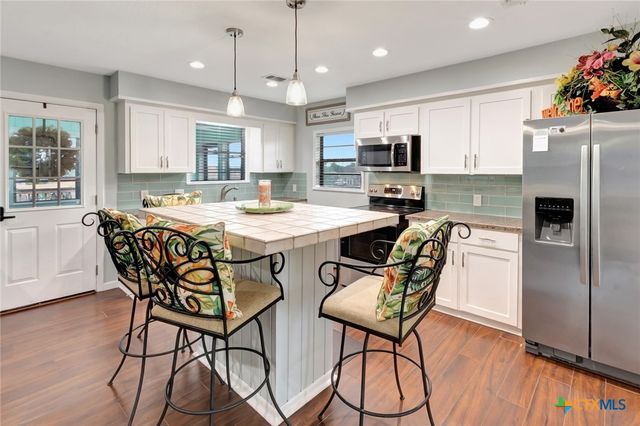 1106 W Jefferson Avenue, Port O'connor, TX 77982