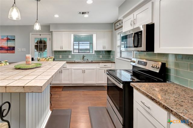 1106 W Jefferson Avenue, Port O'connor, TX 77982