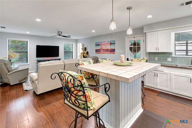 1106 W Jefferson Avenue, Port O'connor, TX 77982