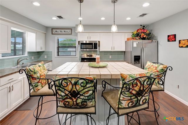 1106 W Jefferson Avenue, Port O'connor, TX 77982