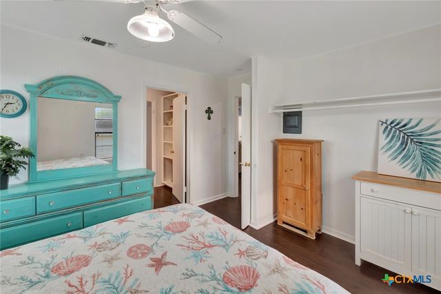 1106 W Jefferson Avenue, Port O'connor, TX 77982