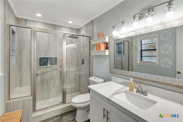 1106 W Jefferson Avenue, Port O'connor, TX 77982