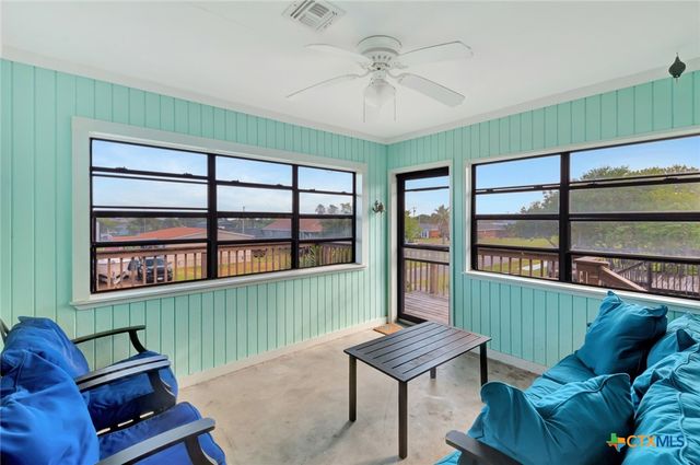 1106 W Jefferson Avenue, Port O'connor, TX 77982