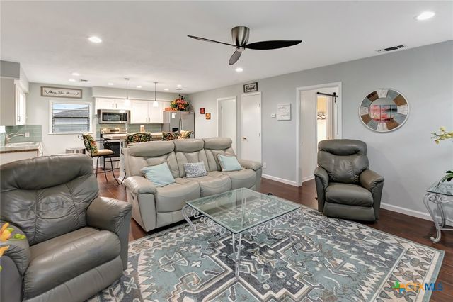 1106 W Jefferson Avenue, Port O'connor, TX 77982