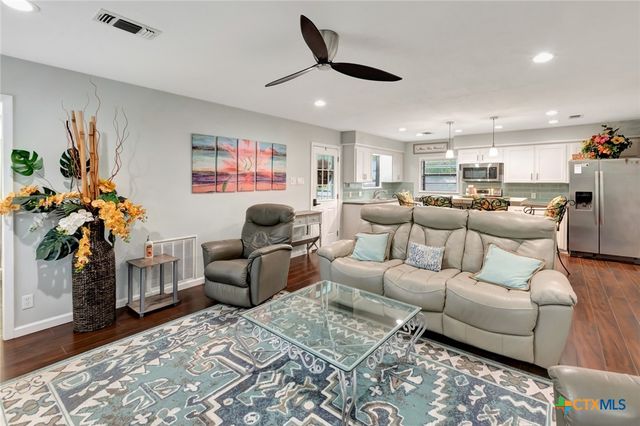 1106 W Jefferson Avenue, Port O'connor, TX 77982