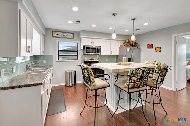 1106 W Jefferson Avenue, Port O'connor, TX 77982