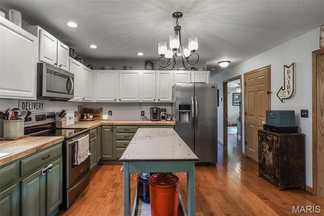 301 Ridgewood Court, Farmington, MO 63640
