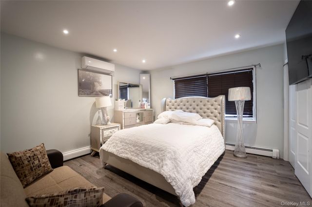 95-11 238th Street, Floral Park, NY 11001