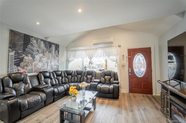 95-11 238th Street, Floral Park, NY 11001