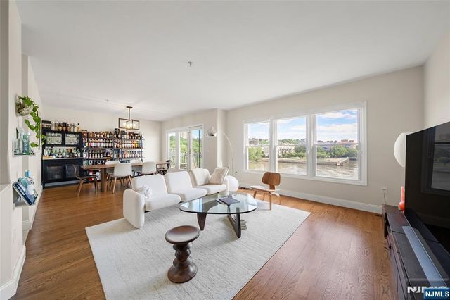 250 The Promenade, Edgewater, NJ 07020