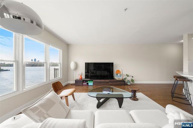 250 The Promenade, Edgewater, NJ 07020
