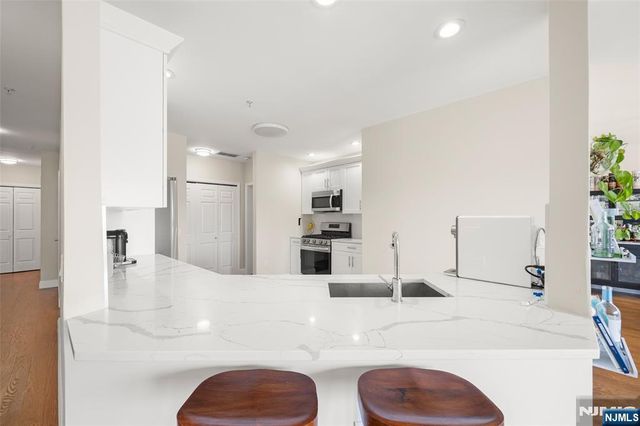 250 The Promenade, Edgewater, NJ 07020