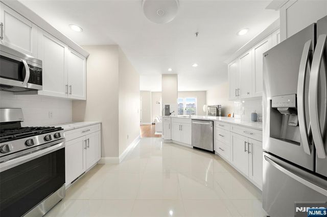 250 The Promenade, Edgewater, NJ 07020