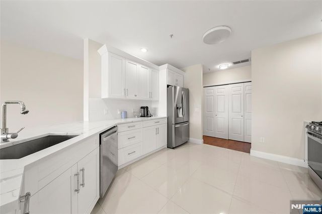 250 The Promenade, Edgewater, NJ 07020