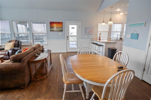 948 Kahla Drive, Crystal Beach, TX 77650