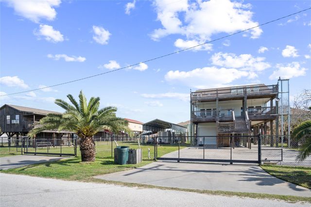 948 Kahla Drive, Crystal Beach, TX 77650