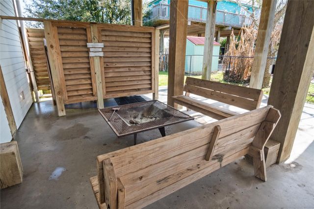 948 Kahla Drive, Crystal Beach, TX 77650