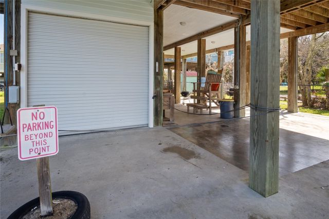 948 Kahla Drive, Crystal Beach, TX 77650