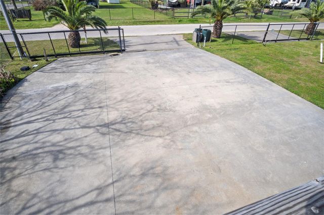 948 Kahla Drive, Crystal Beach, TX 77650