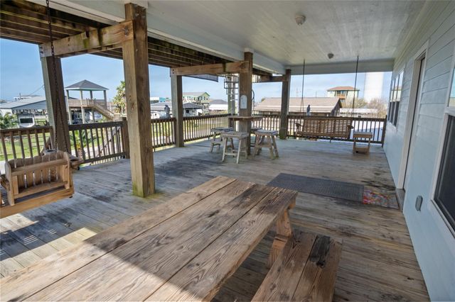 948 Kahla Drive, Crystal Beach, TX 77650
