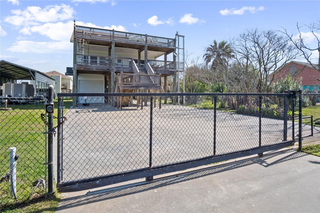 948 Kahla Drive, Crystal Beach, TX 77650