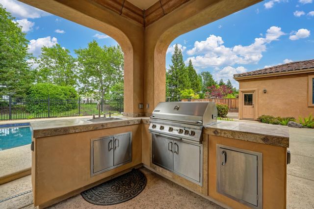4000 Kingsbarns Dr, Roseville, CA 95747